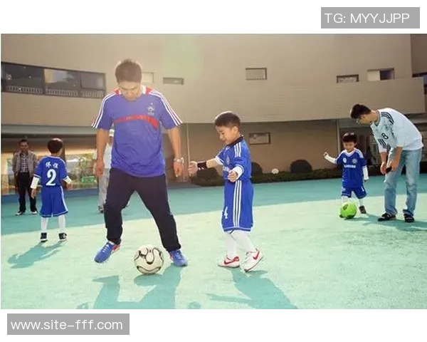 父亲节特别活动足球场上的温情与欢笑共庆父爱时刻 父亲节特别活动足球场上的温情与欢笑共庆父爱时刻