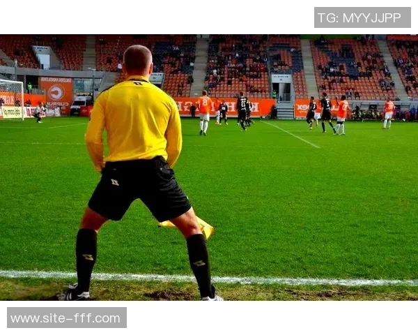 足球助理裁判在比赛中的重要职责与角色分析 足球助理裁判在比赛中的重要职责与角色分析